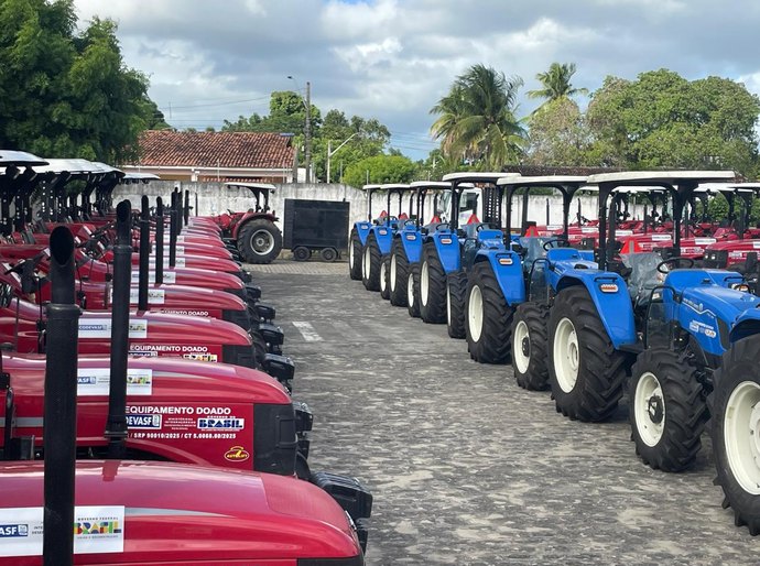 Codevasf e Conagreste entregam 111 tratores para fortalecer a agricultura familiar em Alagoas