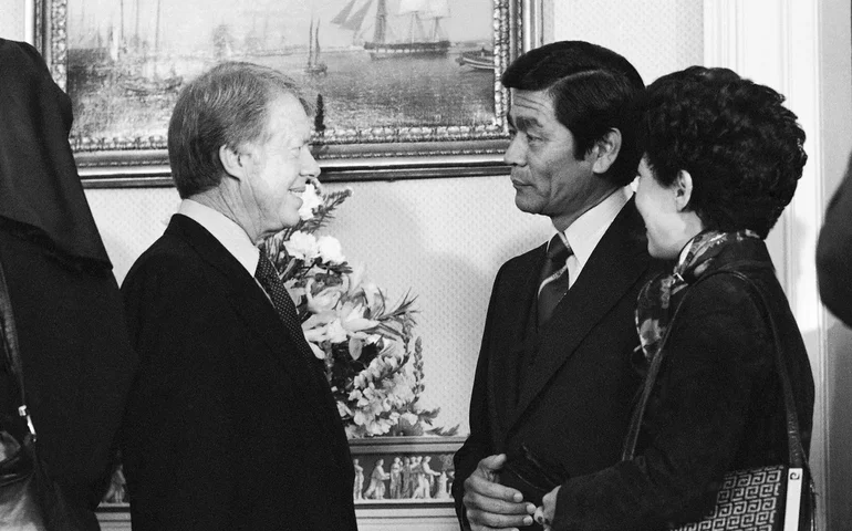 Ex-governador do Havaí, George Ariyoshi, o primeiro governador dos EUA de ascendência asiático-americana, morre aos 100 anos