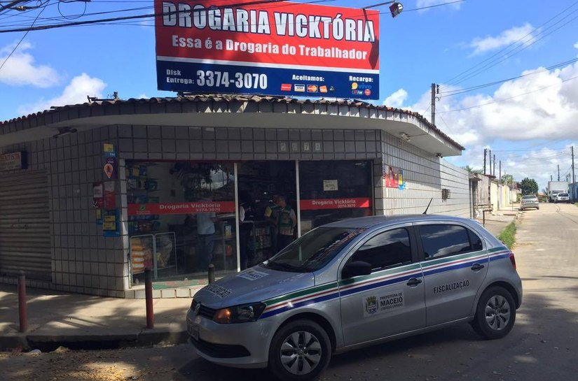Farmácia é notificada por descartar resíduos em lixeira de residencial
