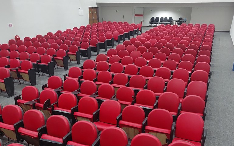 Antigo Cine Godoi, agora Centro de Convenções de Viçosa, voltará a exibir filmes 30 anos depois