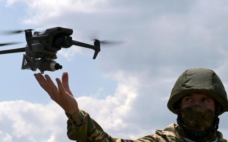 Militares russos demonstram inovações no controle de drones usadas no front ao ministro da Defesa
