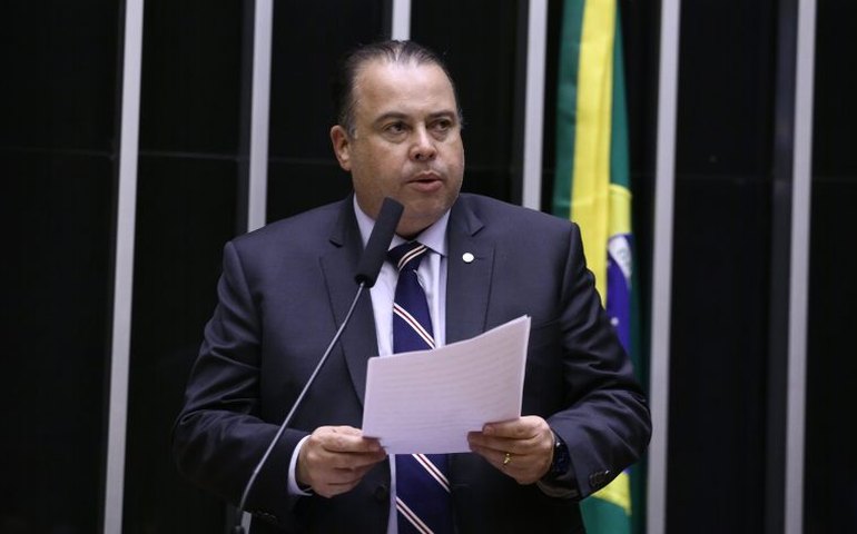 Comissão aprova obrigatoriedade de escolas divulgarem direito à educação especial