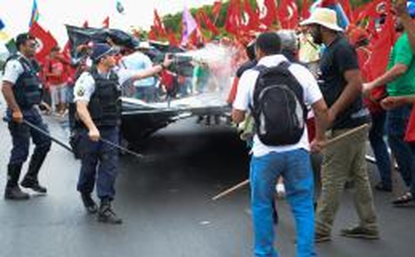 Manifestantes do MST entram em confronto com PM na Praça dos Três Poderes