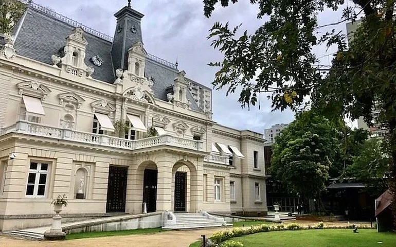 Casa Firjan atrai cerca de 20 mil visitantes por mês com natureza, história e lazer em Botafogo