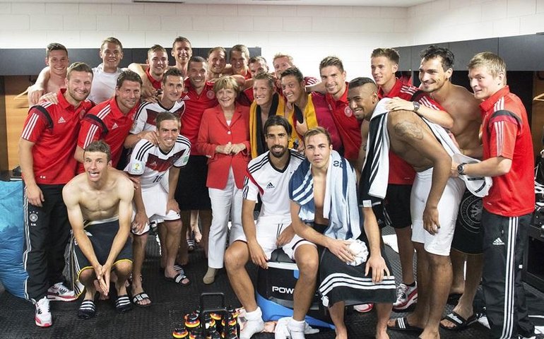 Angela Merkel comemora goleada da Alemanha sobre Portugal na Arena Fonte Nova