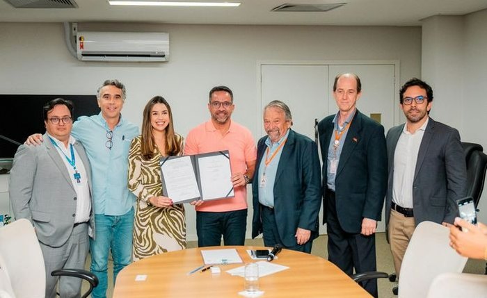 Governador durante assinatura de decreto