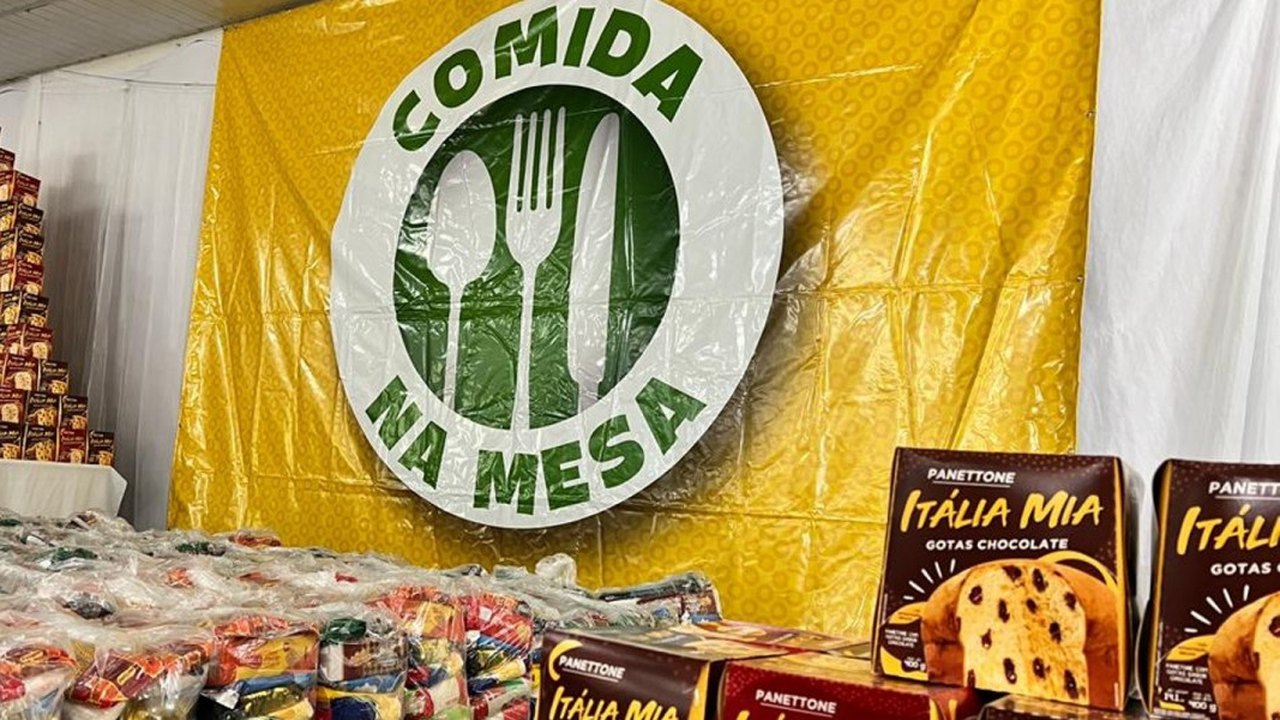 Famílias do programa Comida na Mesa recebem cestas nutricionais e panetones