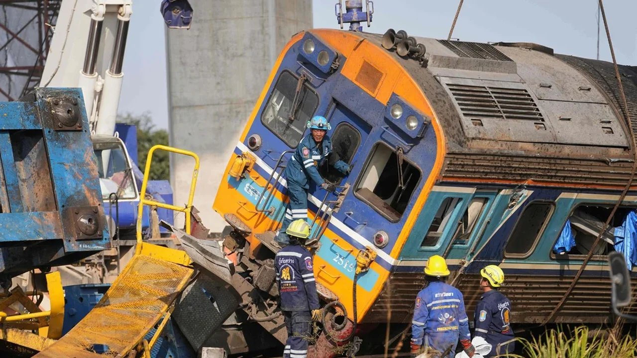 Um guindaste de construção cai sobre um trem em movimento na Tailândia, matando pelo menos 30 pessoas.