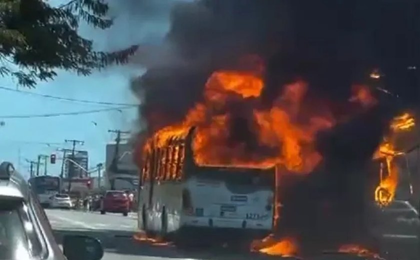 Ônibus pega fogo na Fernandes Lima em Maceió e assusta motoristas e pedestres