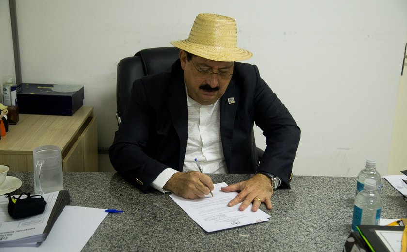 Gilberto Gonçalves assina ordem de serviço para pavimentação e drenagem do bairro do Tabuleiro do Pinto