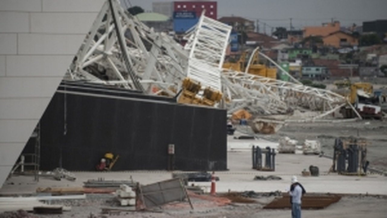 Operador de guindaste no Itaquerão trabalhava há 18 dias seguidos, aponta ministério