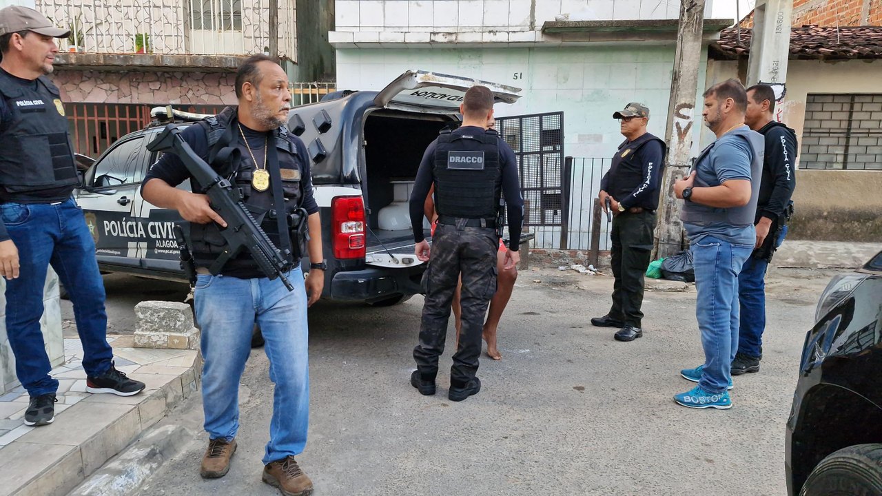 Polícia Civil prende 32 pessoas em operação contra grupos criminosos em Alagoas