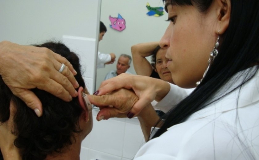 Centro de Reabilitação da Uncisal distribui aparelhos auditivos para pacientes
