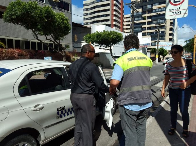 Fiscalização combate clandestinos em corredores de transporte de Maceió
