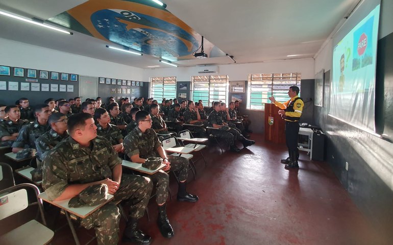 Direção defensiva: SMTT realiza palestra para atiradores do Tiro de Guerra