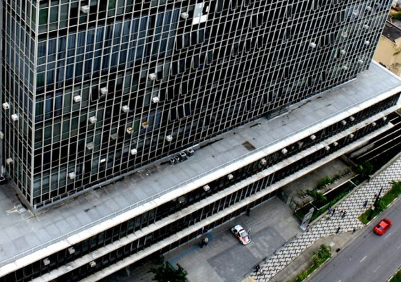 Vereadores de SP aprovam taxa de poluição para helicópteros e jatinhos