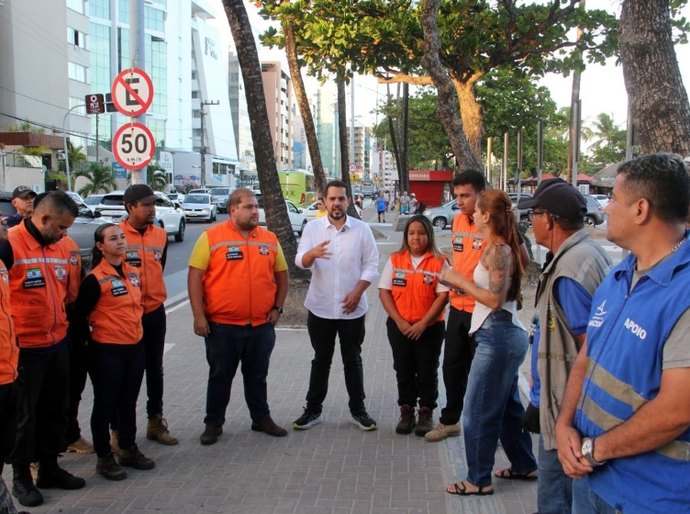 Semsc e Defesa Civil realizam ação educativa sobre uso de kits de gás na orla de Maceió