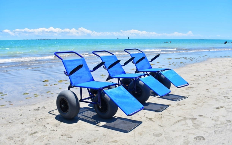 Banho de mar acessível: cadeiras anfíbias podem ser solicitadas nos dias de semana