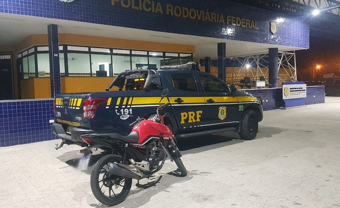 A motocicleta havia sido roubada em Igaci/AL e foi localizada após o condutor tentar desviar da fiscalização