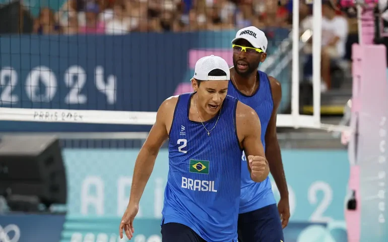 Arthur e Evandro perdem de suecos líderes do ranking e caem no vôlei de praia na Olimpíada