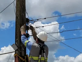 Fios e cabos abandonados em postes de Maceió viram alvo de inquérito do Ministério Público