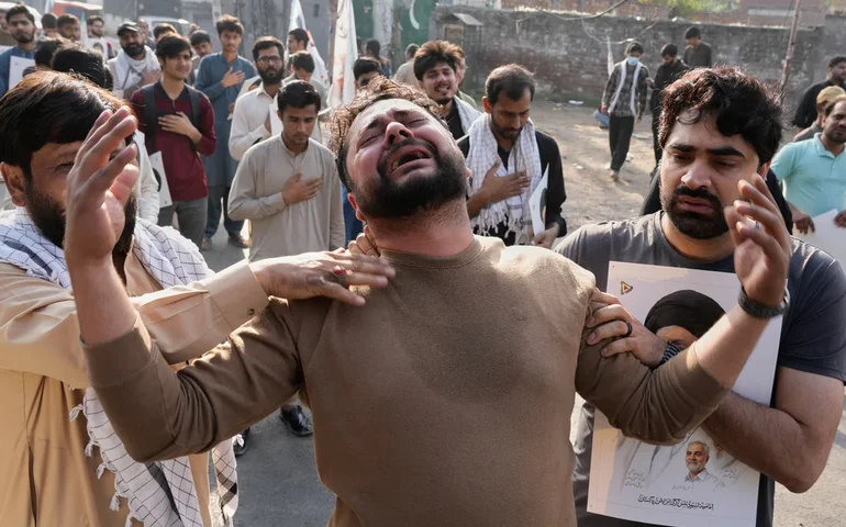 Pelo menos 22 pessoas morreram no Paquistão quando manifestantes tentaram invadir o consulado dos EUA