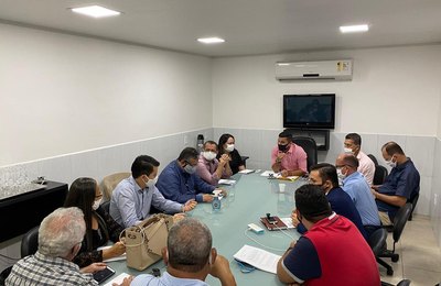Câmara de São Miguel dos Campos recebe secretária de saúde e provedor da Santa Casa para discutir abertura de crédito de R$ 20 milhões