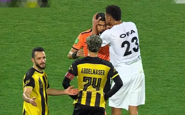 Jogador beija árbitro após VAR validar gol no Campeonato Egípcio; veja o vídeo