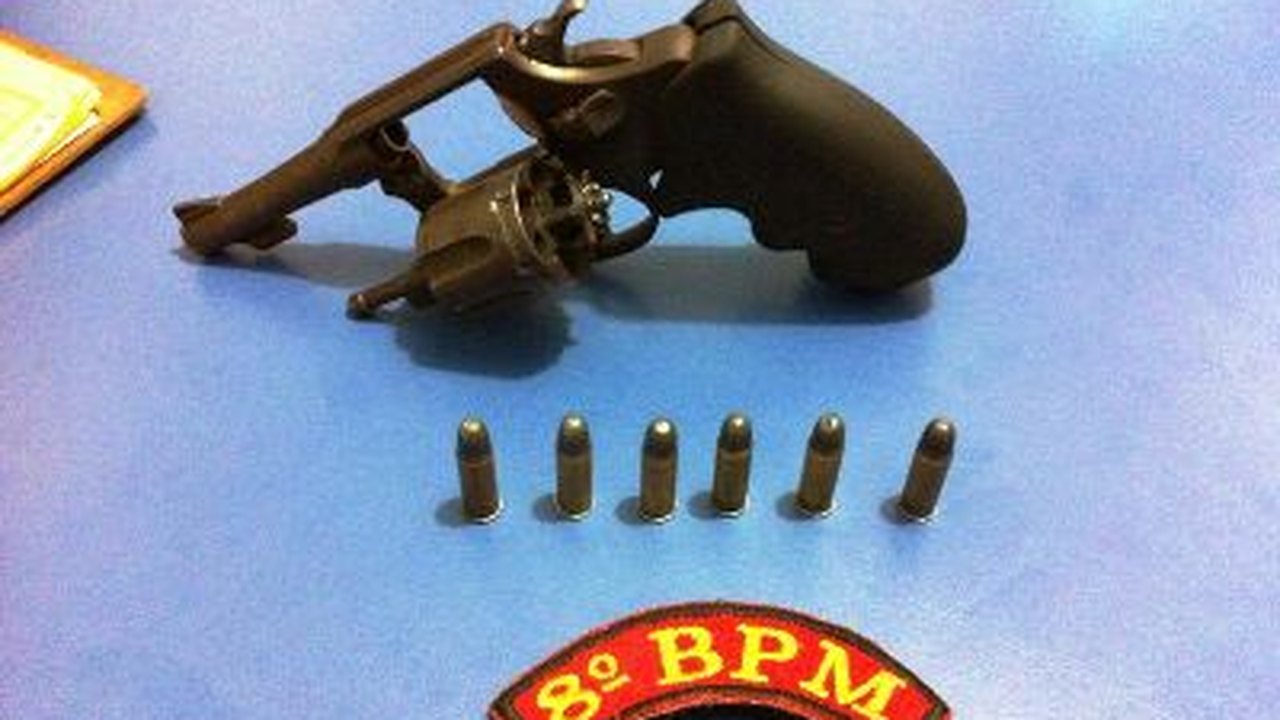 PM apreende menor portando arma e recupera moto roubada
