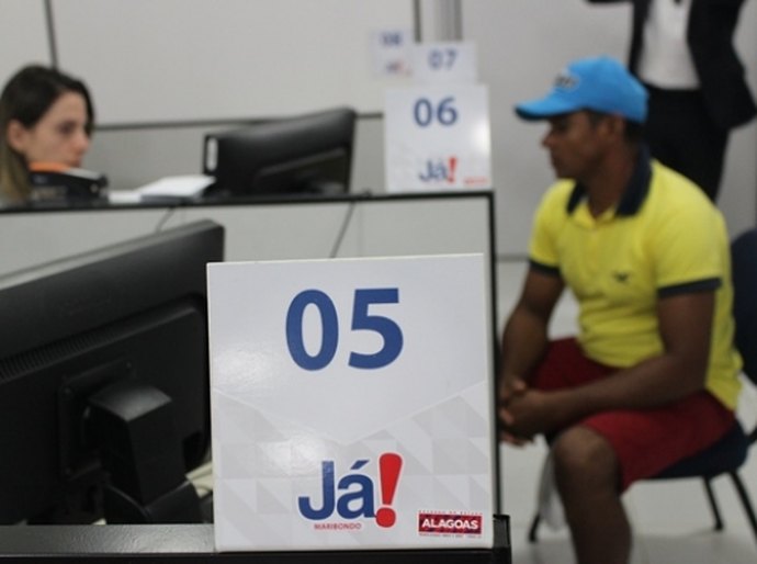 Governo inaugura posto da Sefaz na Central Já! de Maribondo