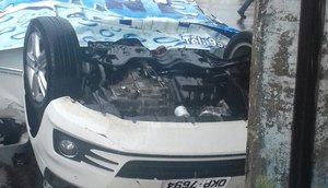 carro capota em cruzamento 