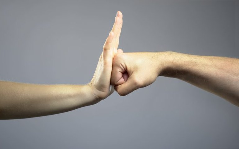 Lei obriga poder público a divulgar a cada dois anos relatório com dados sobre violência contra mulheres