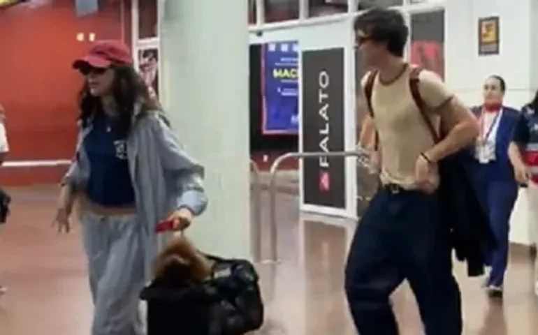 Bruna Marquezine e Shawn Mendes chegam juntos a Maceió e movimentam aeroporto