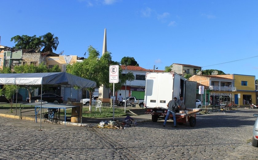 SMTT Penedo organiza carga e descarga de mercadorias na antiga Praça Costa e Silva