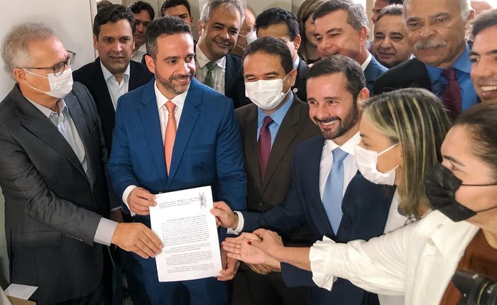 Ladeado pelo senador Renan Calheiros e pelo deputado Marcelo Victor, Paulo Dantas oficializa sua candiatura a governador-tampão
