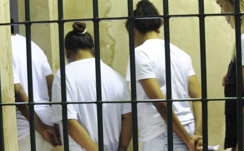 Política de drogas causa extermínio de jovens negros, diz pesquisadora