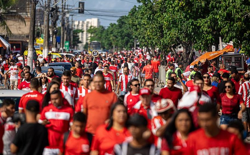 Torcida do CRB Faz Festa nas Ruas e Lota o Rei Pelé para a Final Contra o Fortaleza