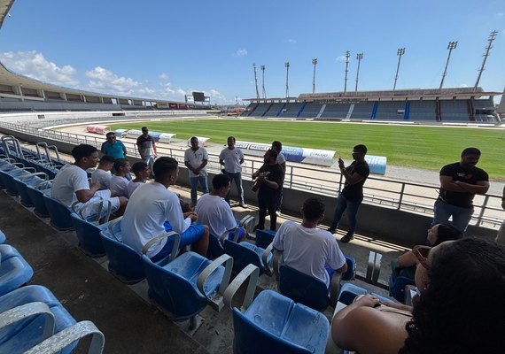 Socioeducandos visitam Estádio Rei Pelé em atividade guiada pela Selaj e Seprev