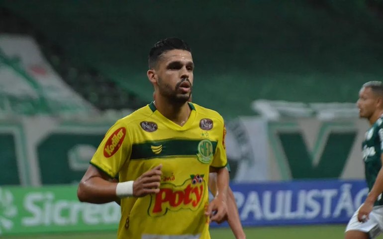 Ponte Preta oficializa meia Cássio Gabriel como reforço