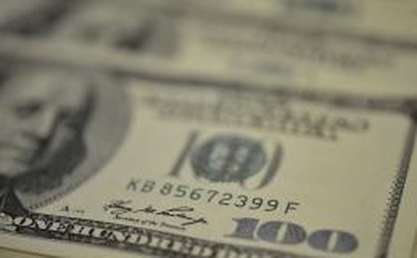 Dólar cai com ajustes, mas sustenta R$ 3,30 à espera da decisão do Fed e Powell