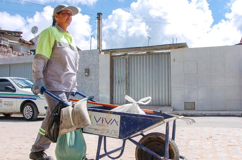 Dia do Gari: agentes de limpeza falam do amor à profissão