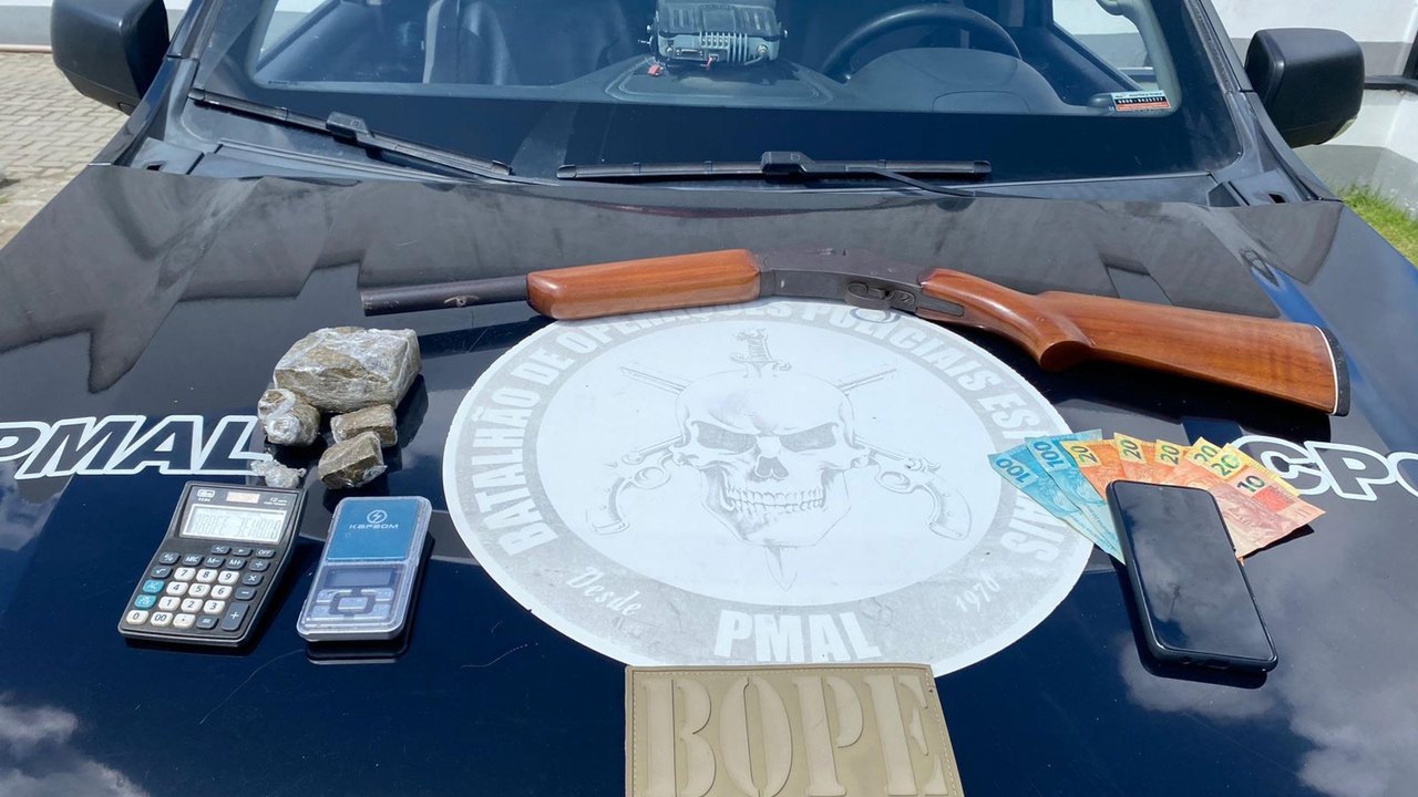 PM apreende 17 armas de fogo e mais de 71 kg de drogas em uma semana