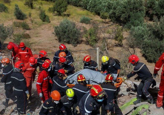 Equipes de quatro países auxiliam no resgate de vítimas no Marrocos