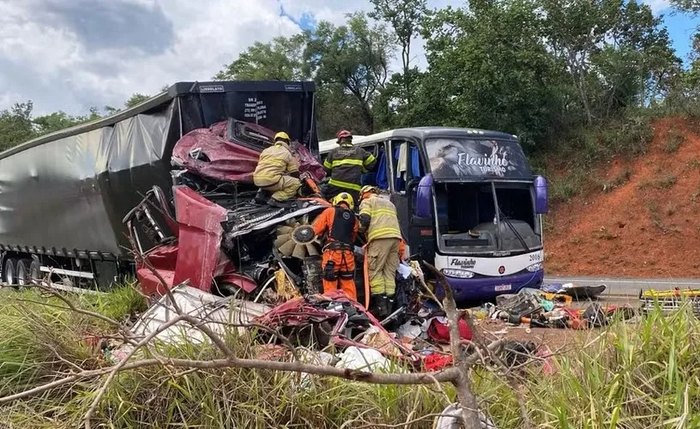 Batida entre ônibus e carreta deixa vários feridos na BR-365