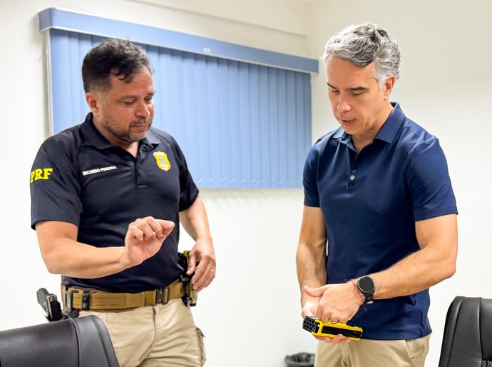 Rafael Brito entrega tasers adquiridos com recursos de emenda parlamentar para a PRF em Alagoas