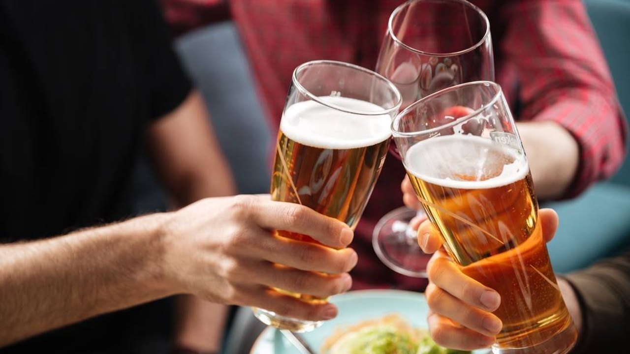Cientistas alertam sobre estudos que ligam álcool a benefícios para saúde