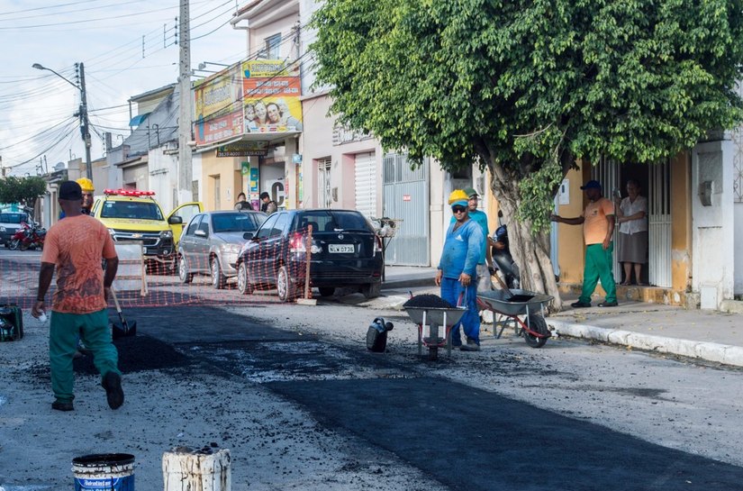 Após chuvas, Prefeitura retoma serviços de recomposição do asfalto em Arapiraca