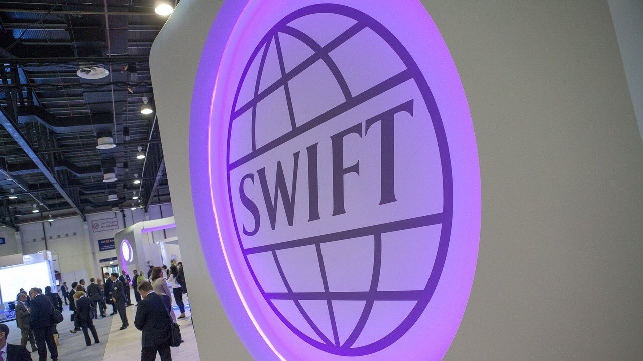 Moscou ainda não discute com os EUA sobre reconectar bancos ao SWIFT, diz ministro russo
