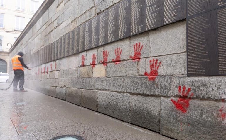 Europeus de extrema-direita são presos por pintar mãos vermelhas no memorial do Holocausto em Paris