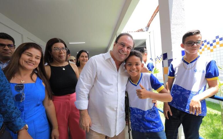 Prefeito Luciano entrega mais uma escola e anuncia ginásio poliesportivo no Cangandu